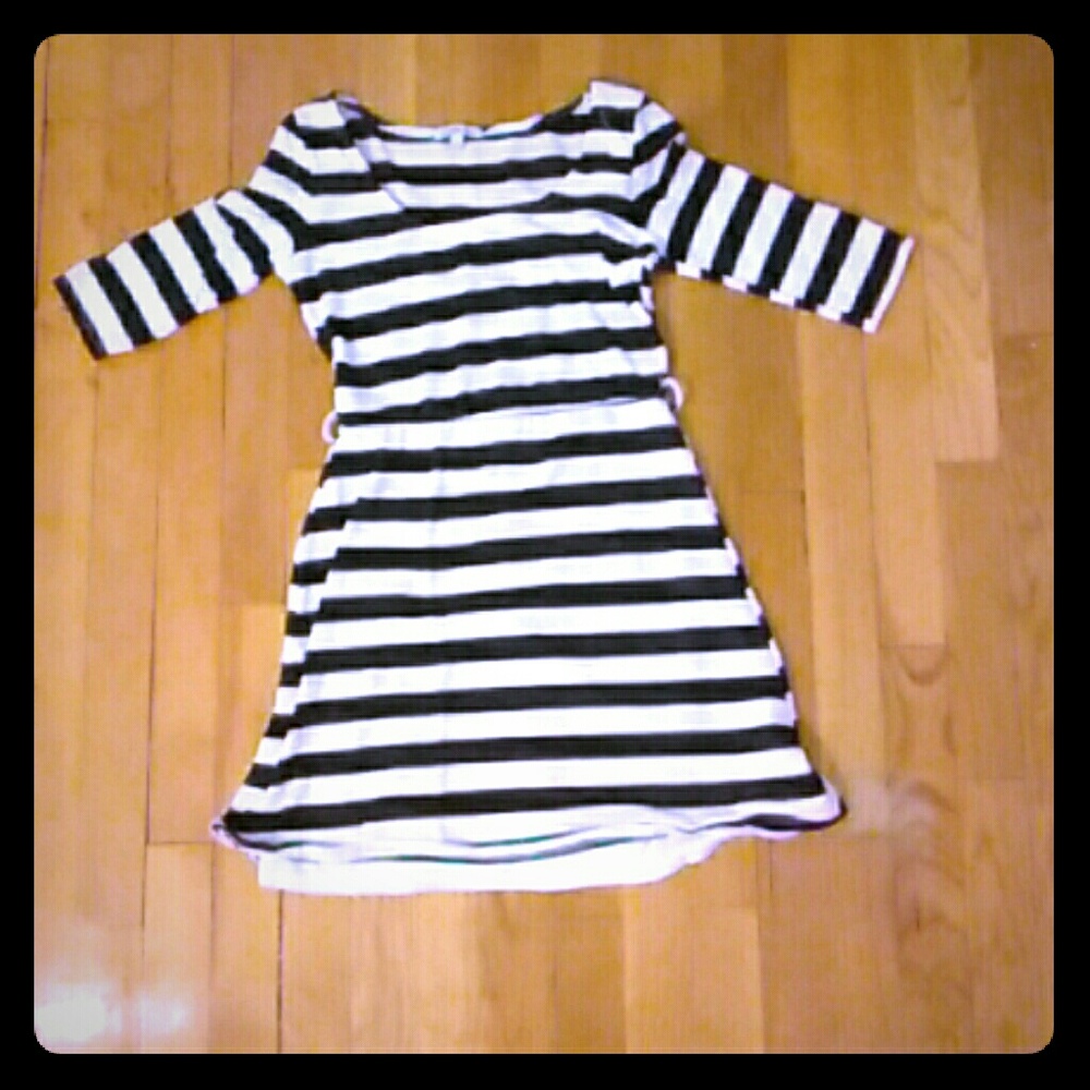 I'M SELLING A DRESS